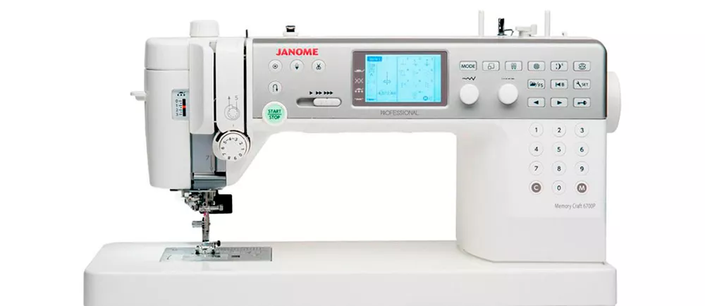 Szukasz modnej i wszechstronnej maszyny do szycia o przemysłowej wydajności? Potrzebujesz solidnego sprzętu, a nie masz miejsca na przemysłową stebnówkę? Poznaj model Janome MC6700.